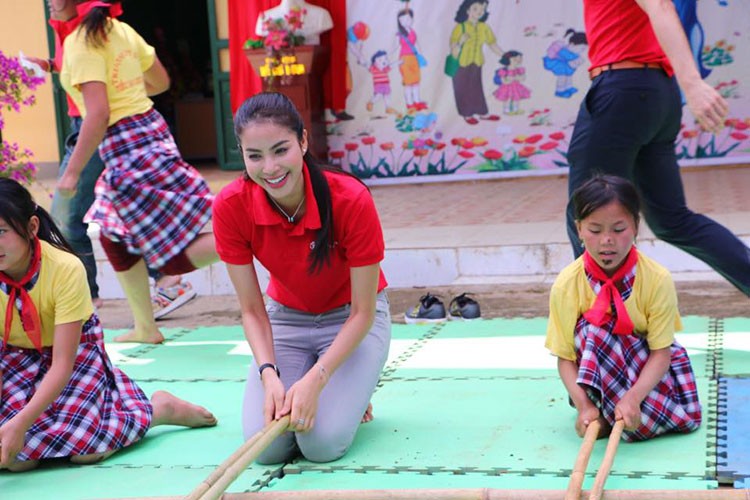 Vua om day HH Pham Huong di thien nguyen o Dien Bien-Hinh-8